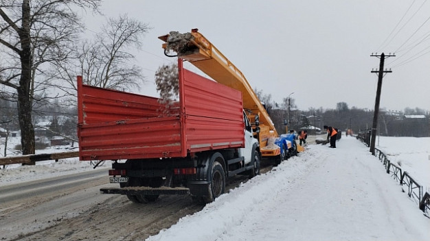 На уборку кинешемских улиц от снега вышел новый лаповый погрузчик
